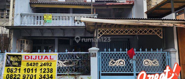 Rumah di Komplek Green Garden, Jalanan depan lebar dan mulus 1