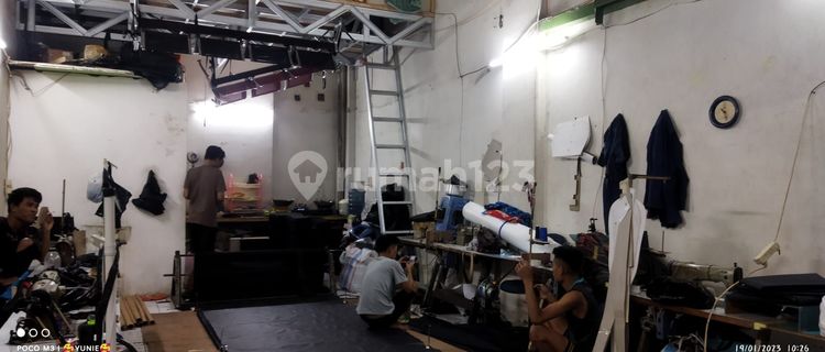 Shop house on Cibereum Street, city outskirts, already renovated, available for quick rent. 1