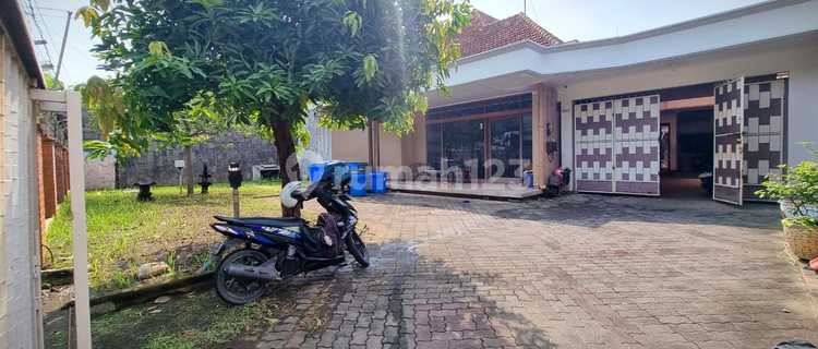 Rumah Strategis Luas Cocok Untuk Usaha di Jalan Siwalan 1