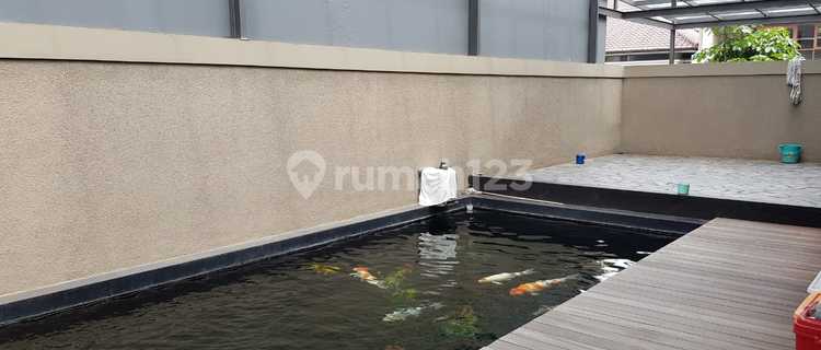 Setraduta Grand House Features a Koi Pond 1