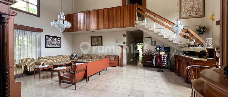 Well-Maintained Spacious House in Hegarmanah, Teak Wood Throughout, Maximum Light, Spacious Rooms, High Ceilings 1