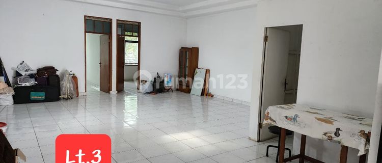 strategically located shophouse in the Cihampelas area 1