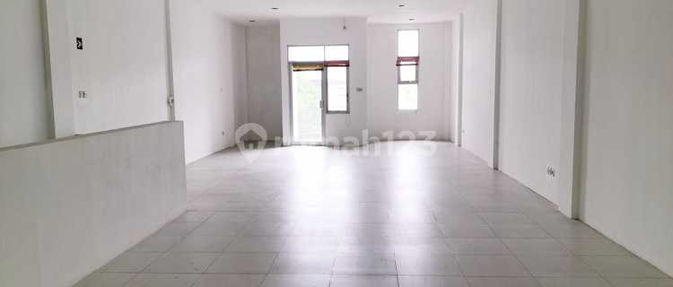 2.5-story shophouse in a strategic location on the main road in Mekar Wangi. 1