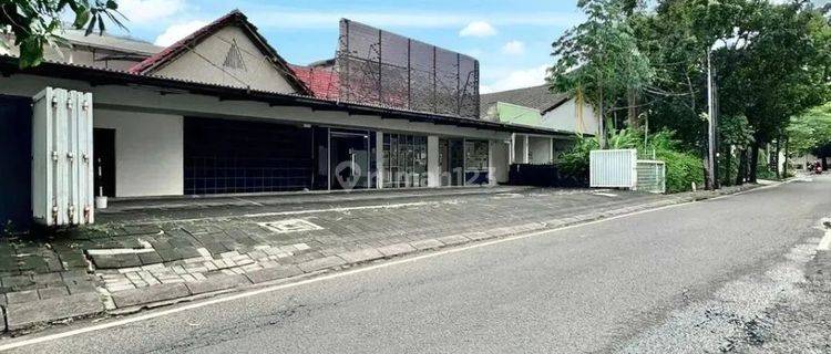 TURUN HARGA DIJUAL SEGERA BANGUNAN TUA DI KEBAYORAN BARU 
PREMIUM AREA, JALAN LEBAR 
HITUNG TANAH
COCOK UNTUK HUNIAN, KANTOR & KLINIK

Luas Tanah 597 m2
Luas Bangunan 400 m2
Bangunan 1 lantai 1