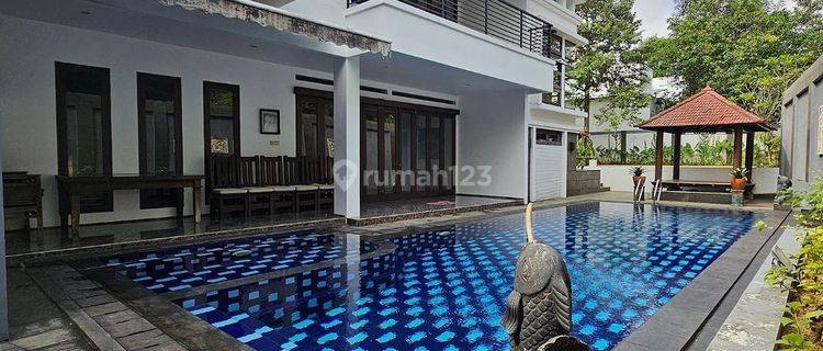 DIJUAL CEPAT RUMAH SIAP HUNI DI BINTARO SEKTOR 2 LUXURIOUS MODERN HOUSE  Row Jalan Lebar Akses Mudah Bebas Banjir Lingkungan Nyaman & Tenang  Luas Tamah 1,000 m2 Luas Bangunan 700 m2 Bangunan 2,5 lantai (split level) 1