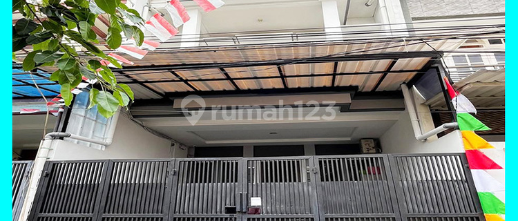 Chandra Rumah semi furnish ukuran 5x17m di Tomang 1