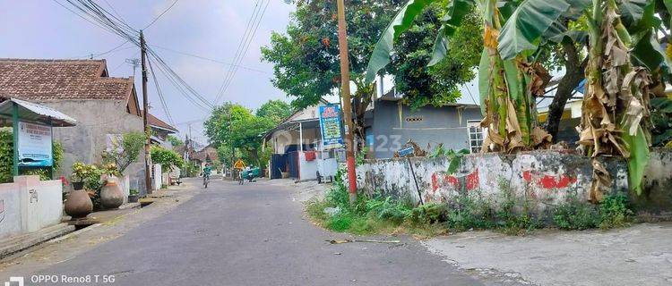 Tanah Pekarangan dekat jalan damai dan Jakal 1