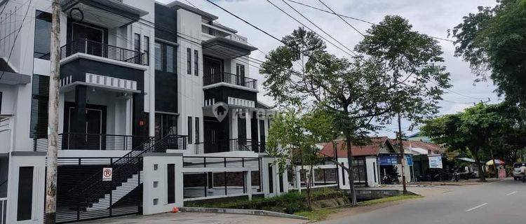 Rumah Mewah Tepi Jalan Pusat Kota Pontianak 1