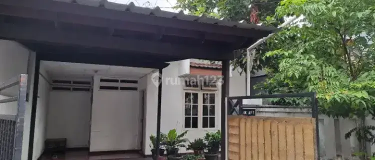 Rumah Manis di Tengah Kota. Dalam Komplek Asri Nan Sejuk 1