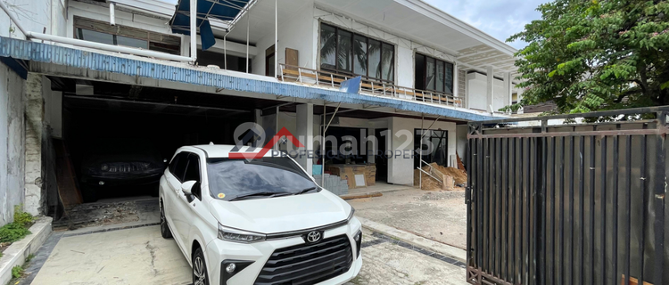 Rumah Sewa Full Renovasi Halaman Luas Di Area Kebayoran Baru, Jakarta Selatan 1