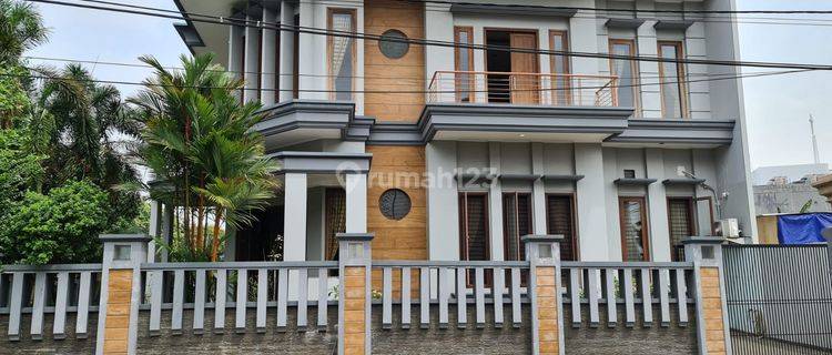 Rumah 3 Lantai Bagus Furnished SHM di Sunter, Jakarta Utara 1