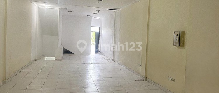 3-Story Shophouse for Rent in a Highly Strategic Location, Tuban Area 1