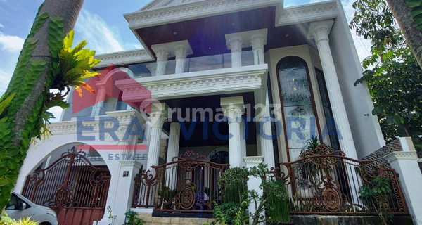 Rumah Sangat Megah Dan Mewah di Boulevard Araya 1