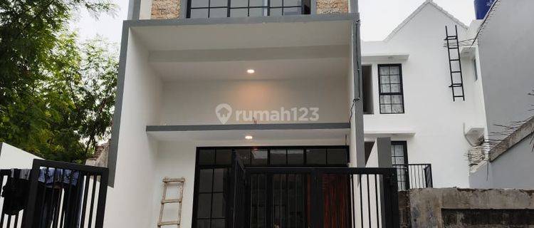 Rumah 3 Lantai Tinggi 4m di Pondok Kelapa 3 Kamar Tidur 1