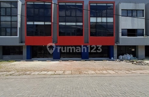 3 attached shophouses for rent, 3.5 floors, south side, on Jl. Industri Jatake 1