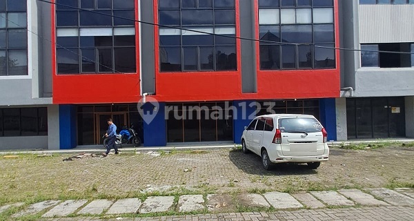 3 attached shophouses for rent, 3.5 floors, south side, on Jl. Industri Jatake 1