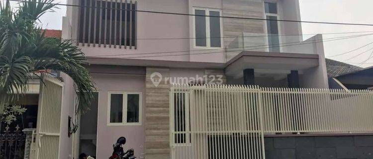 Rumah Cantik 2 Lantai Semolowaru Elok SHM One Gate  1