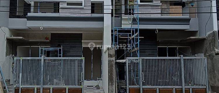 Rumah Nginden Intan Tengah Kota 2 Lantai SHM Row Lebar 1