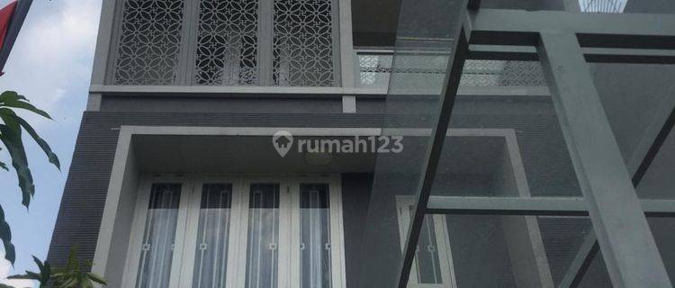 Rumah 3 lantai dengan desain modern yang nyaman di Pondok Indah, Jakarta 1