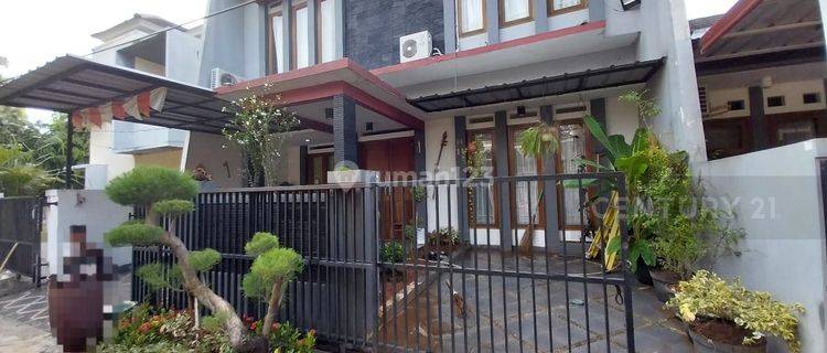 Rumah Ada Kolam Renang Strategis Dekat Stasiun Sudimara 1