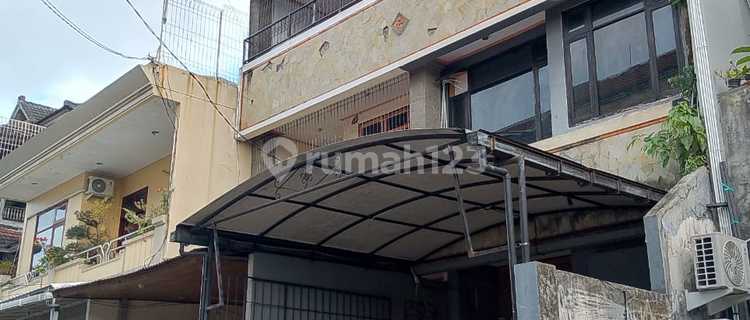 3-Story Shop House in a Strategic Location in the Center of Denpasar City 1