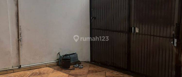 Rumah 3 Lantai Semi Furnished di Tomang, Jakarta Barat 1