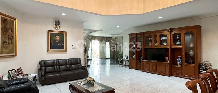 Kebayoran Baru House Facing Park, Wide Road, Near SCBD Sudirman 1