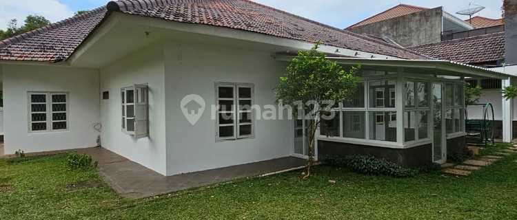 House Facing the Park in Kebayoran Baru, South Jakarta 1