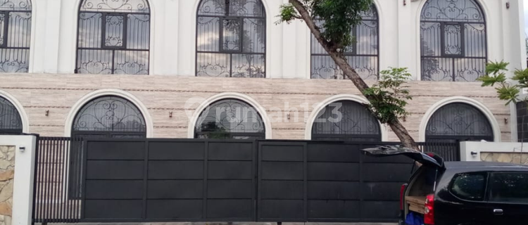 Luxury House on the Side of Manyaran Main Road, West Semarang 1