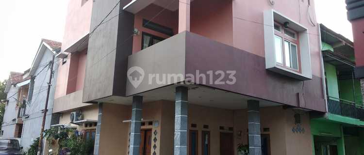 Cheap Sale of 3-Story House in East Ciputat, Tangerang 1