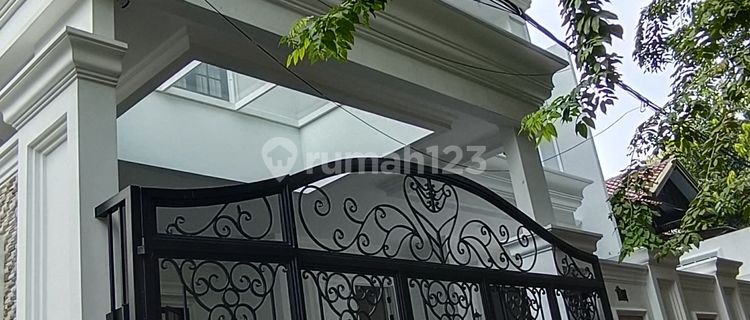 Turun Harga! Rumah American Classic di Sunter Agung Hook 1