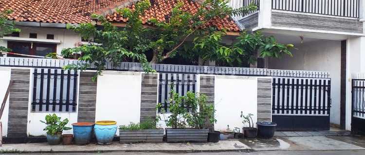 Well-Maintained Cool House in Jatibening, Location Near Jatibening LRT. 1