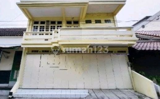 For Sale: 9-Room Shop House in Pasar Kliwon, Suitable for Boarding House. 1
