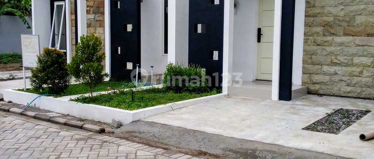 Dijual Rumah Murah dengan Fasilitas kolam renang di lingkungan nya 1