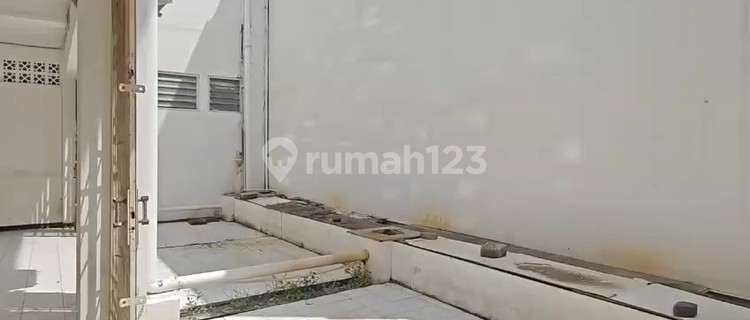 For Sale: Nice 3-Story Office Building, 1500m2 Area in Citarum, Semarang 1