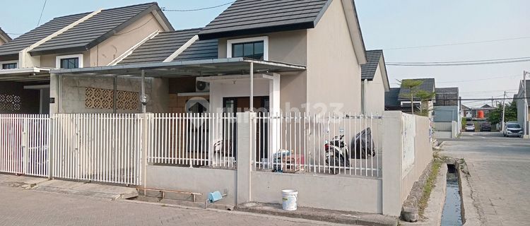 Beautiful Corner House in Block E2, Alana Regency Cemandi Block E2 No. 1, Tambak Cemandi, Sedati, Sidoarjo, East Java, Indonesia, 61253, Waru 1