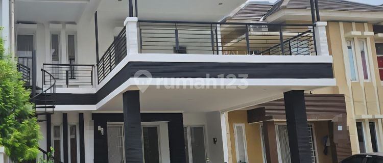 For Rent 2.5-Story House in Legenda Wisata 1