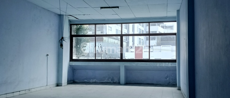 Strategic 3-Story Shophouse in Front of Java Mall Semarang 1