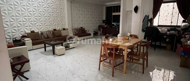 Rumah Bagus 3 Lantai Siap Huni Ada Rooftop di Meruya, Jakarta Barat 1