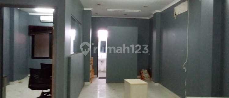 3-Storey Shop House Ready to Live, Easy Access, Strategic Location in Senayan - South Jakarta 1