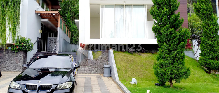 Ready-to-Use Shop House with a Strategic Location by the Main Road 1