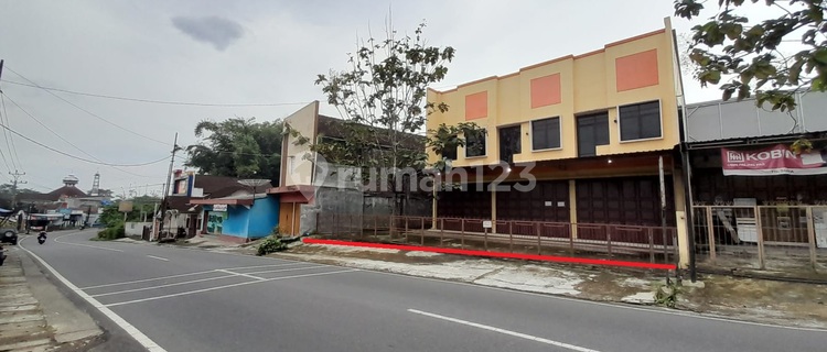 Shop House for Rent, Strategic Location on Trasan Road, Bandongan - Magelang 1