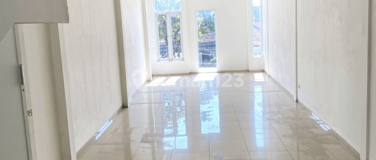 3.5-Story Ready-to-Use Shop House on Buah Batu Main Road, Bandung 1