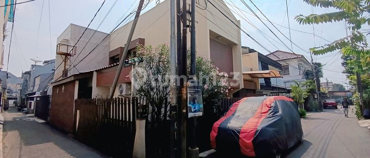 Beautiful Contemporary Architecture Design 1.5-Story Hook House, Strategically Located Flood-Free in Tanjung Duren, West Jakarta 1