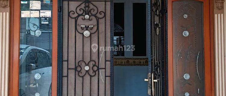 Rumah 2,5 Lantai Cantik & Nyaman Strategis Pinggir Jalan Utama Bebas Banjir Di Tanjung Duren Jakarta Barat 1