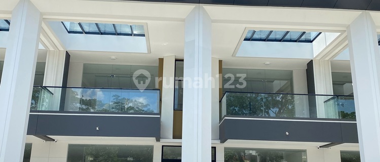 Paramount Row House Facing Boulevard 1