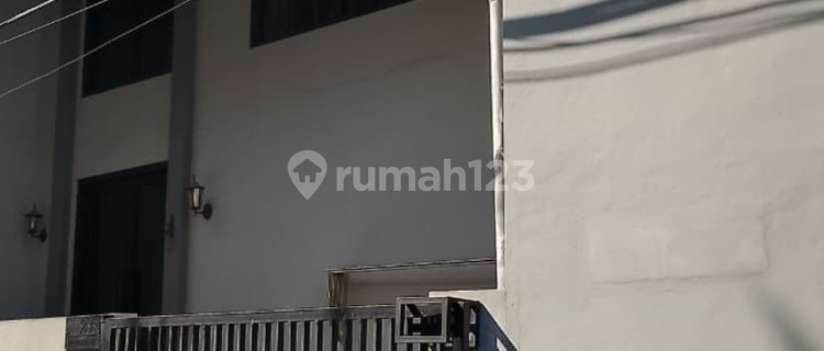 Ready-to-Occupy House with SHM Near City Center 1