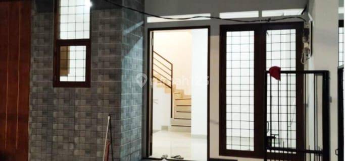 Disewakan Rumah 2,5 Lantai Cantik & Rapi di Salemba – AC 3, Siap Huni, Jakpus 1
