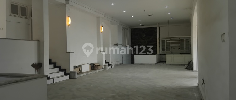 Shop House for Sale Near Market, Ready to Occupy 1