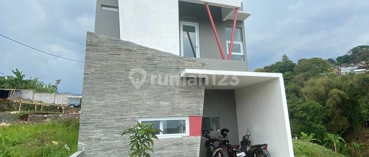 Affordable Ready-to-Live House, Safe and Comfortable Strategic Location in Padasuka Bandung 1